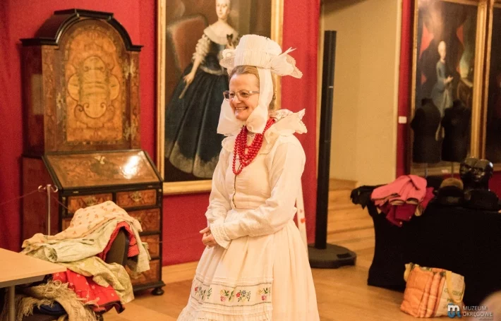 Beata Kabałą prezentuje strój biskupiański