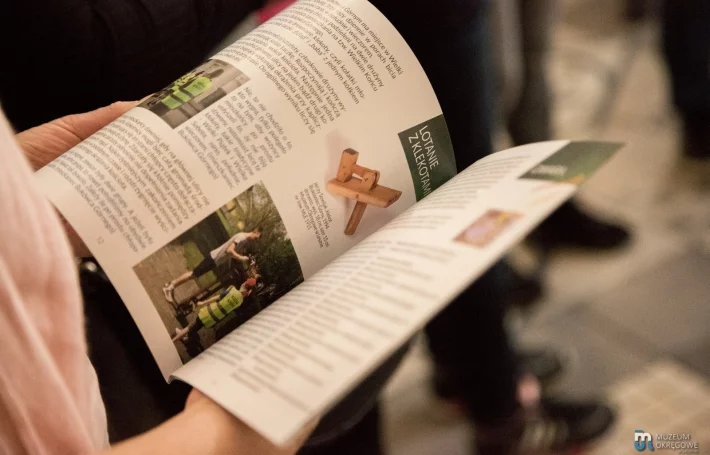 książeczka oglądana przez uczesnika