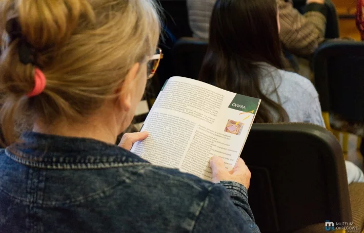 Uczestniczka podsumowania z broszurą "Żywe tradycje..."