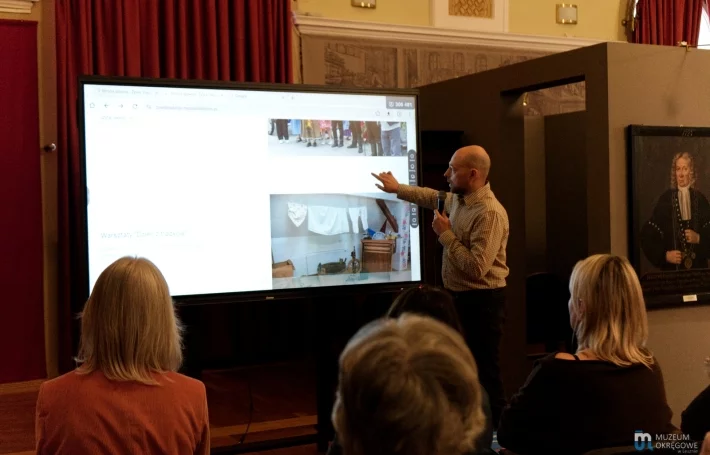 Jakub Piwoński prezentuje stronę internetową projeketu