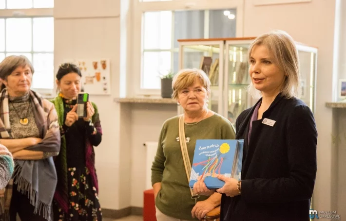 Ewa Tomaszewska z broszurą "Żywe tradycje w południowo-zachodniej Wielkopolsce"