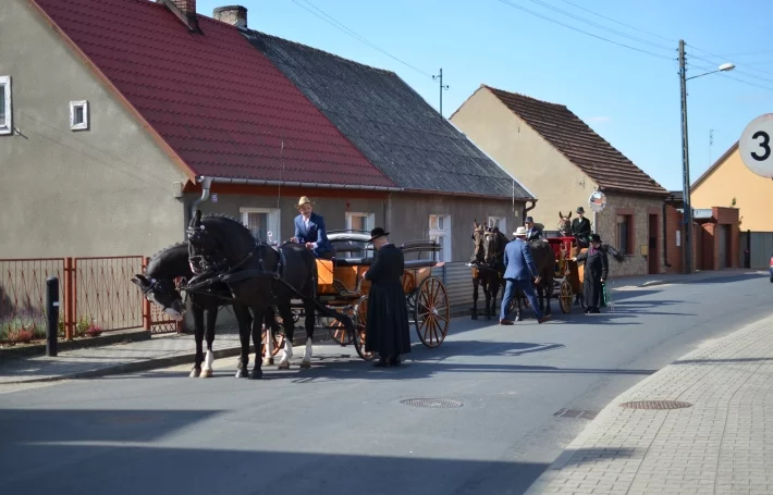 Dwie bryczki zaprzężone w konie na ulicy