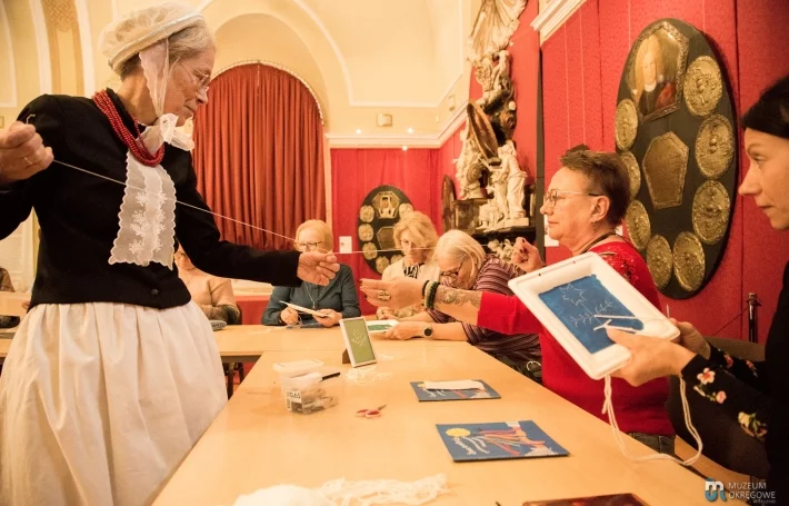 Alicja Gniazdowska i uczestnicy warsztatu haftu