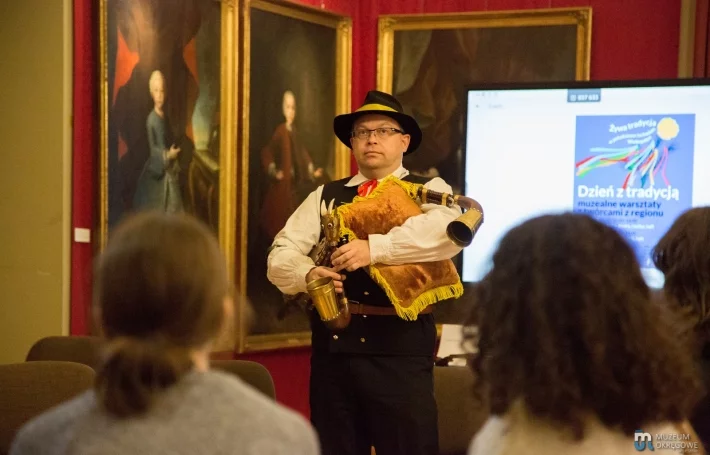 Michał Umławski grający na dudach