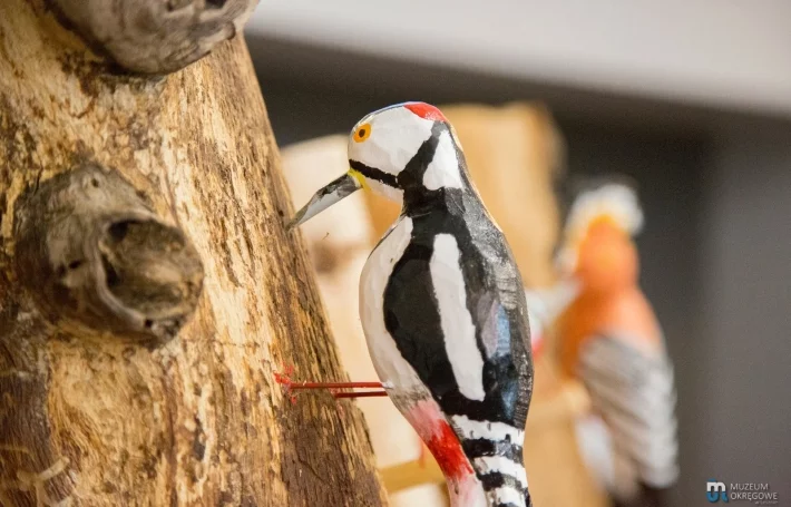 Dzięcioł na pniu drzewa - rzeźba w drewnie autorstwa Jerzego Sowijaka