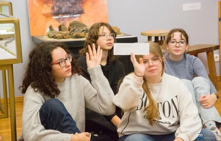 Grupa młodzieży z zapisanym zadaniem z gwary