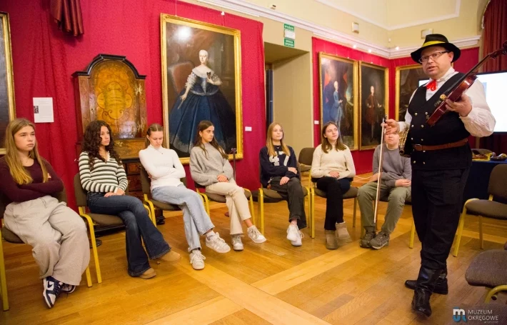 Michał Umławski prezentujący dudy