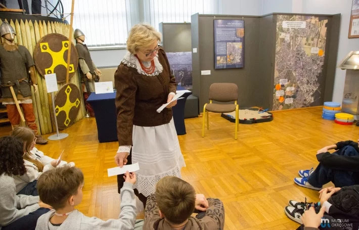 Zofia Dragan rozdaje uczestnikom zadania związane z gwarą