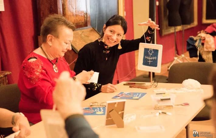 Uczestnicy z własnymi pracami