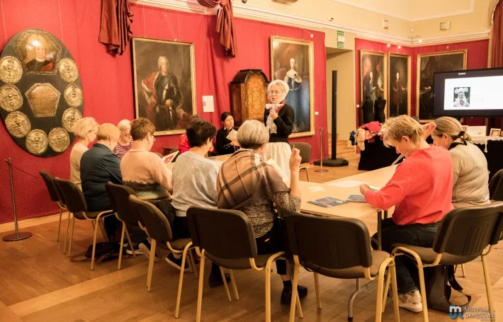 Alicja Gniazdowska z uczestnikami warsztatów